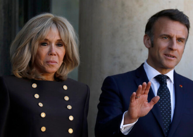 Viral, Macron ditoyor Istri di Kabin Pesawat
