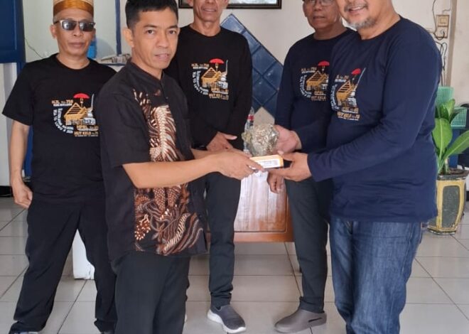 IPLR Papua Tengah dan KKLR Mimika Kunjungan ke Palopo Pos Sekaligus Serahkan Cinderamata