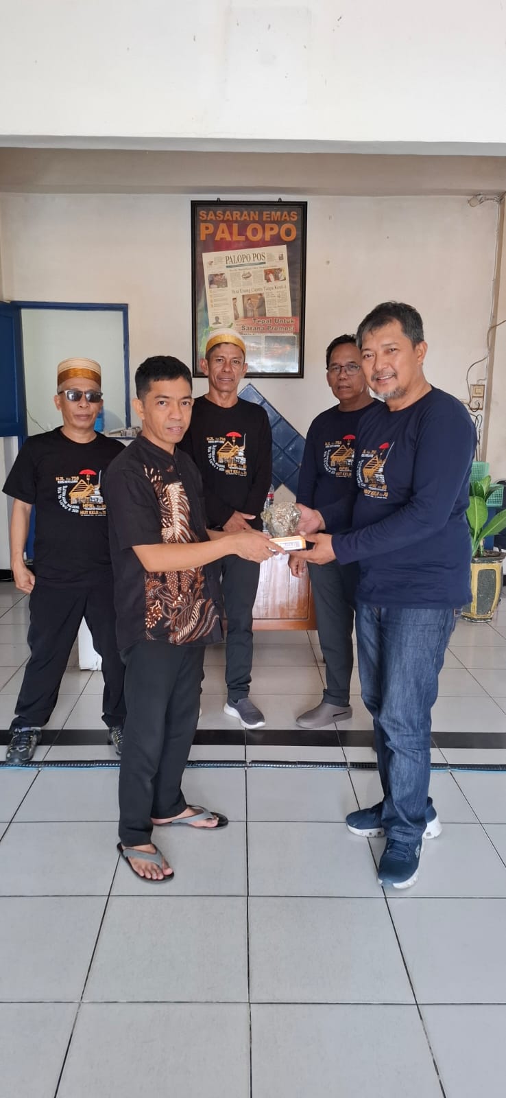 IPLR Papua Tengah dan KKLR Mimika Kunjungan ke Palopo Pos Sekaligus Serahkan Cinderamata