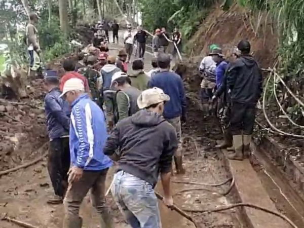 Steve Ewon Apresiasi Warga Desa Kertawangi Gotong Royong Bersihkan Material Longsor